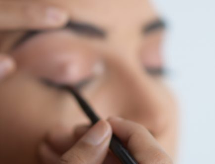 faire un trait d'eyeliner