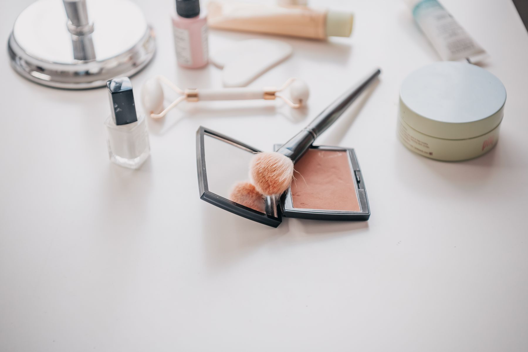 Produits de maquillage et soins posés sur une table de toilette