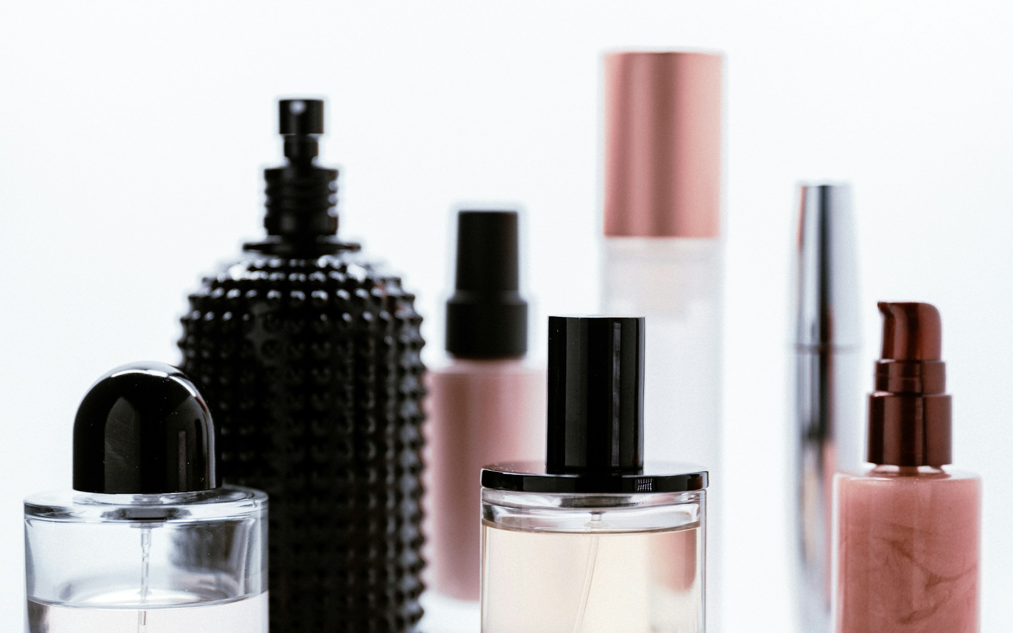 Flacons et soins de beauté disposés pour une routine attentive