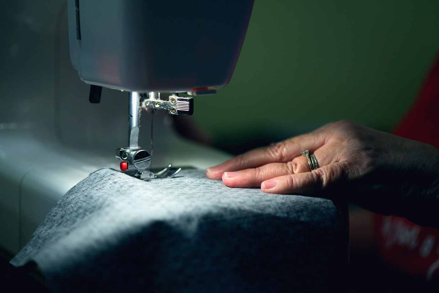 Atelier de réparation et de couture textile pour prolonger la durée de vie des vêtements