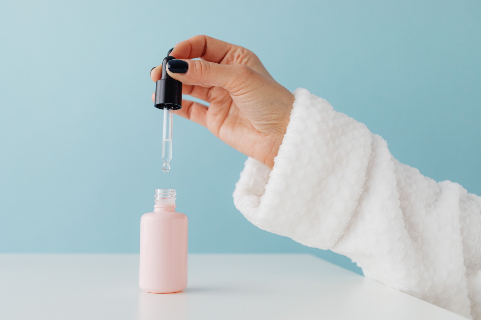 Application d’un soin cosmétique liquide à l’aide d’une pipette compte-gouttes