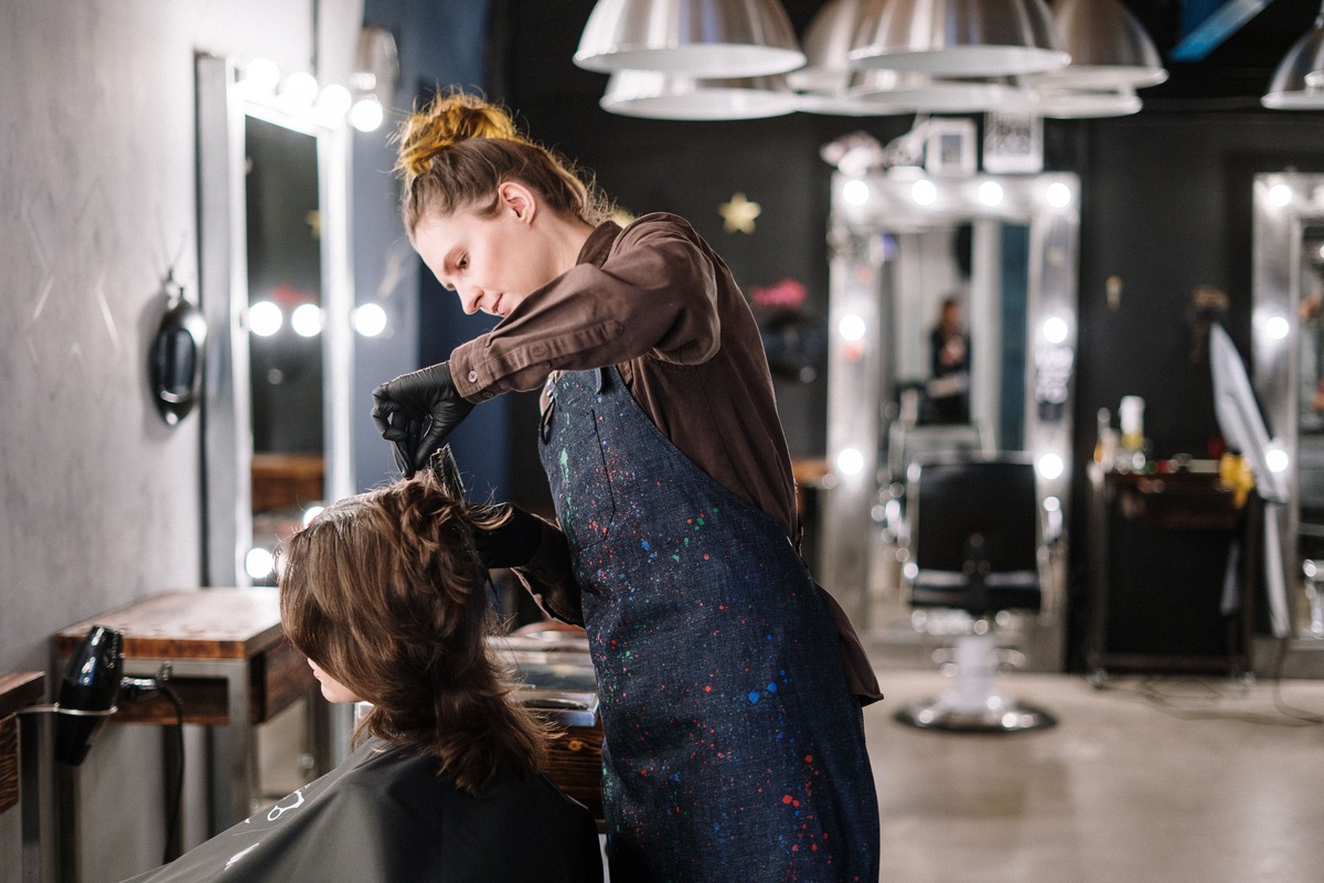 Séance de soins capillaires professionnels dans un salon de coiffure